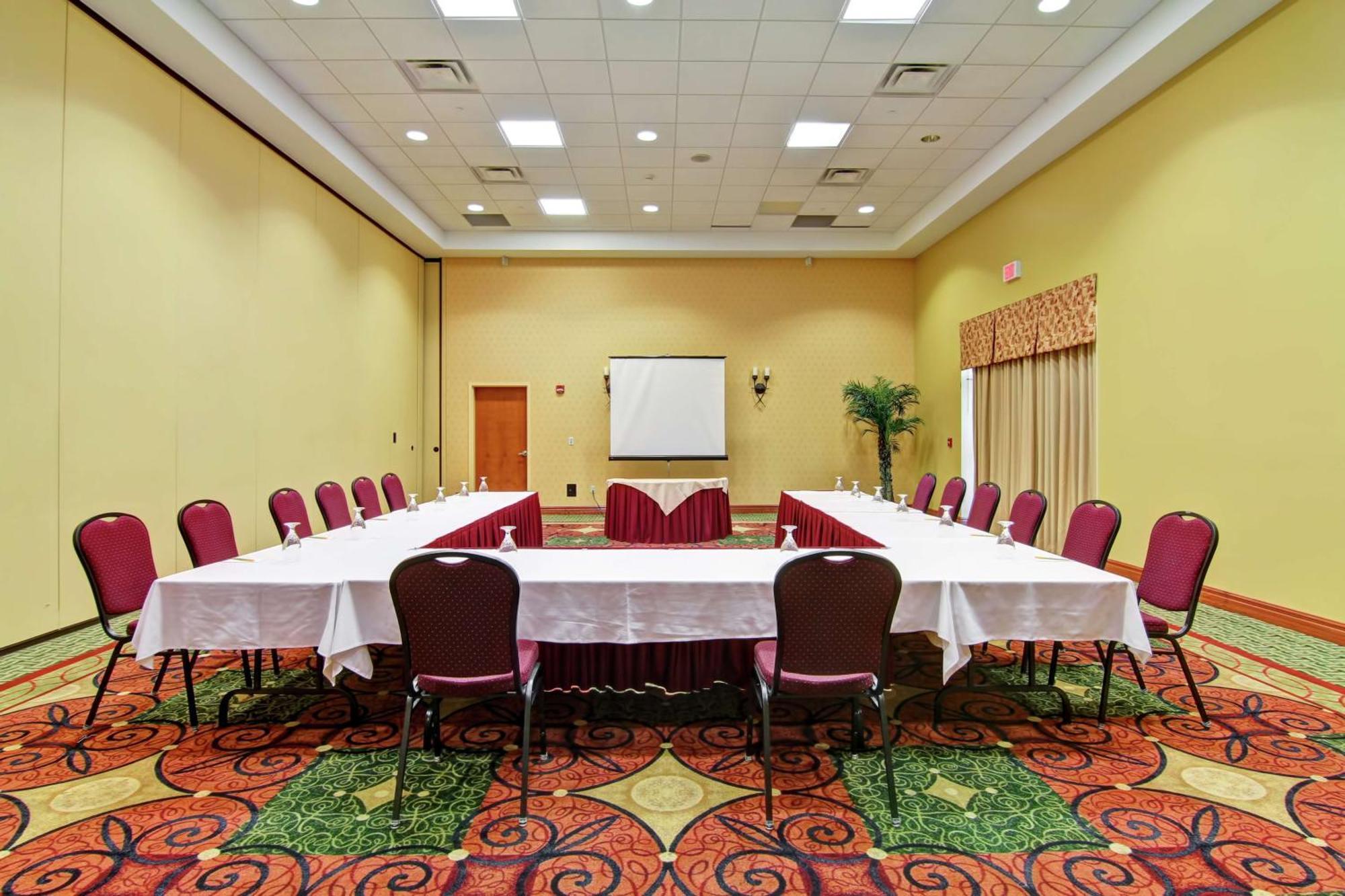 Hilton Garden Airport 3*